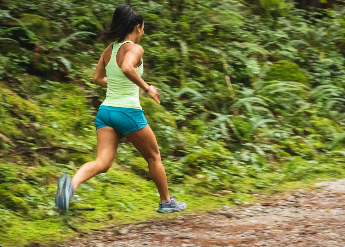 Chica corriendo por un camino de tierra