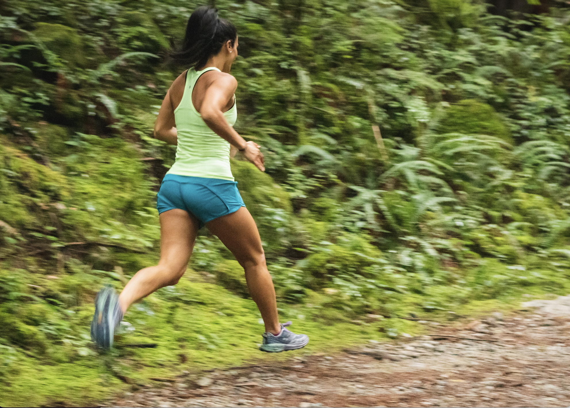 Chica corriendo por un camino de tierra
